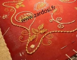 Réalisation de broderie d’or à la main dans l’atelier Zardosi à Paris
